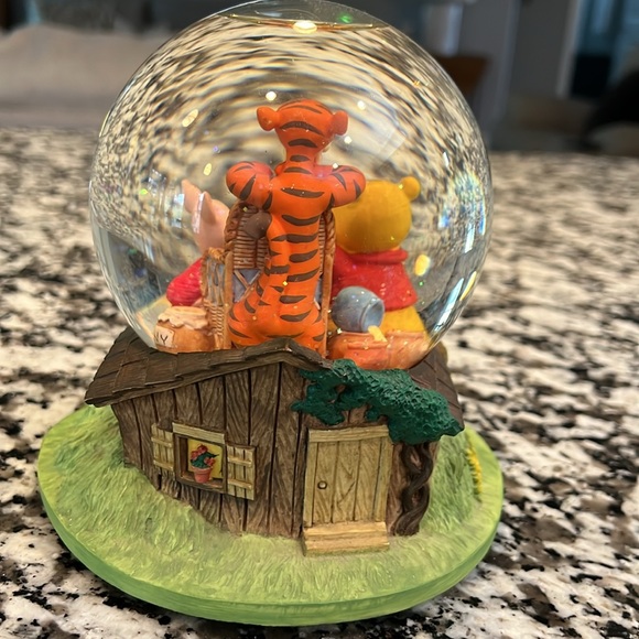 Winnie the Pooh Piglet and Tigger Musical Waterglobe - Picture 5 of 10